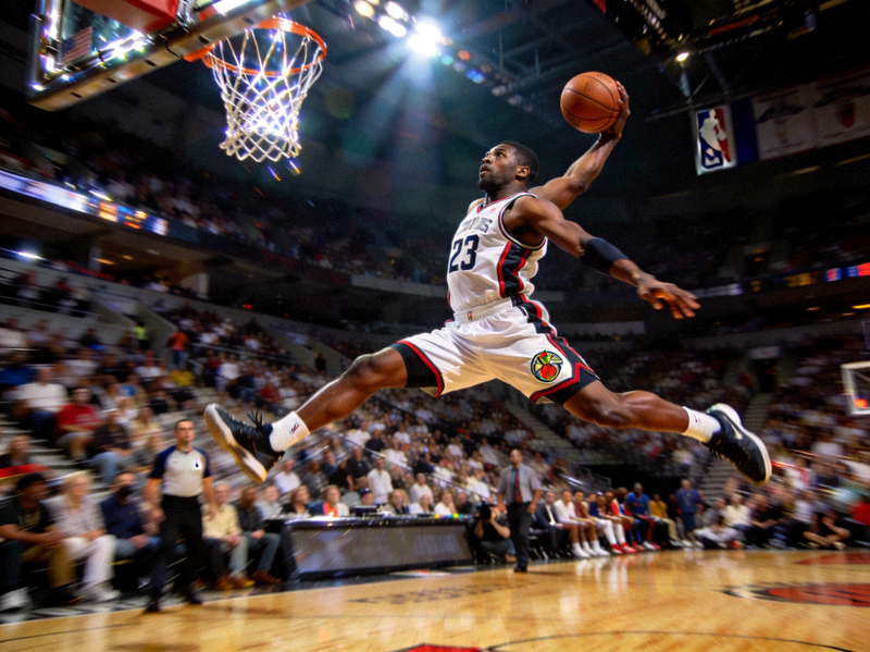 NBA篮球比赛精彩瞬间，球员飞身扣篮的激烈画面